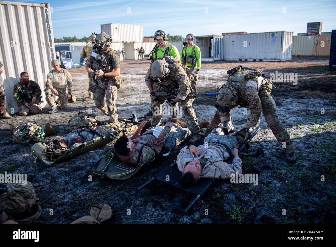 STATI UNITI Air Force Parasalvemen dal 38th Rescue Squadron curare i pazienti durante un'esercitazione di Mass Casualty Full Mission Profile presso Moody Air Force base, Georgia, 19 gennaio 2023. Quando si risponde a un evento di massa, i DJ devono effettuare una valutazione iniziale della scena del sito dell'incidente, impostare un punto di raccolta degli incidenti, valutare i feriti e fornire il movimento dei pazienti mantenendo la sicurezza. Foto Stock