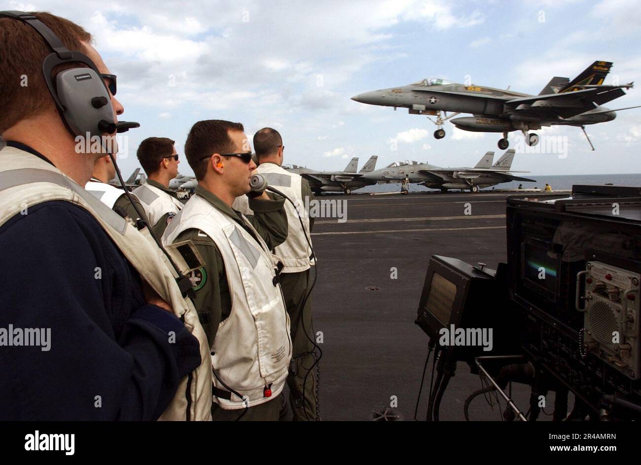 GLI US Navy Landing Signal Officer (LSO) osservano un F-A-18C Hornet atterrano sul ponte di volo a bordo della portaerei di classe Nimitz USS Harry S. Truman (CVN 75) durante le operazioni di recupero degli aerei Foto Stock