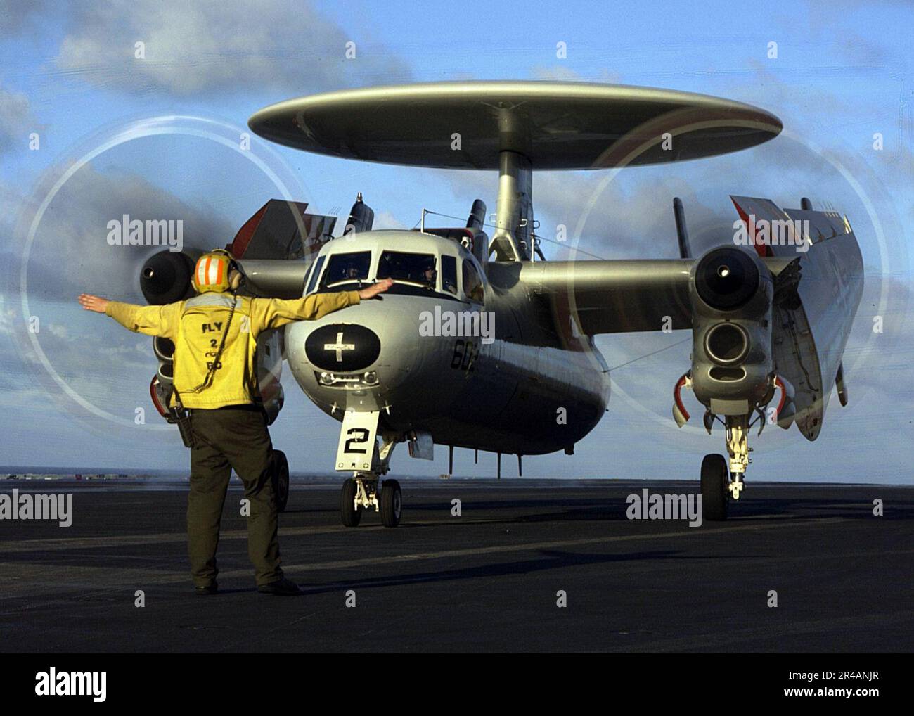 US Navy An Aviation Boatswain's Mate dirige i piloti di un e-2C Hawkeye dopo un recupero sicuro durante le operazioni di volo a bordo della portaerei di classe Nimitz USS Carl Vinson (CVN 70) Foto Stock