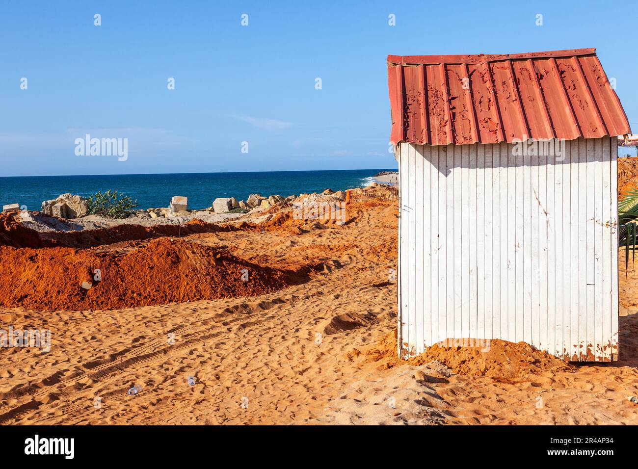 Cabina sulla spiaggia di Luanda in fase di ristrutturazione. Foto Stock