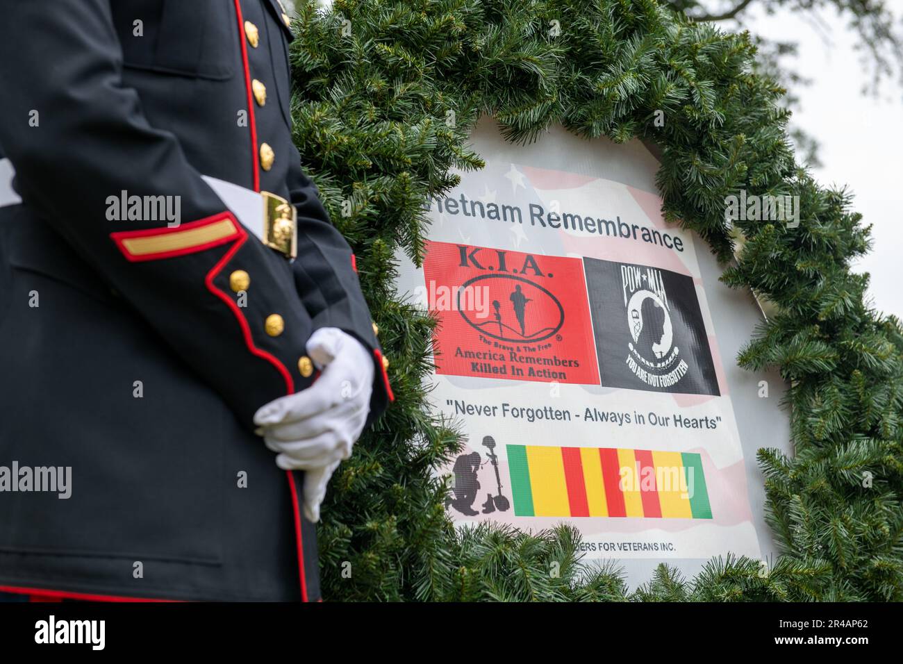 Una corona commemorativa è in mostra durante la cerimonia di commemorazione del Vietnam POW/mia/KIA presso il cimitero nazionale di Biloxi, Biloxi, Mississippi, 29 marzo 2023. La cerimonia è stata in onore del National Vietnam War Veterans Day. Foto Stock