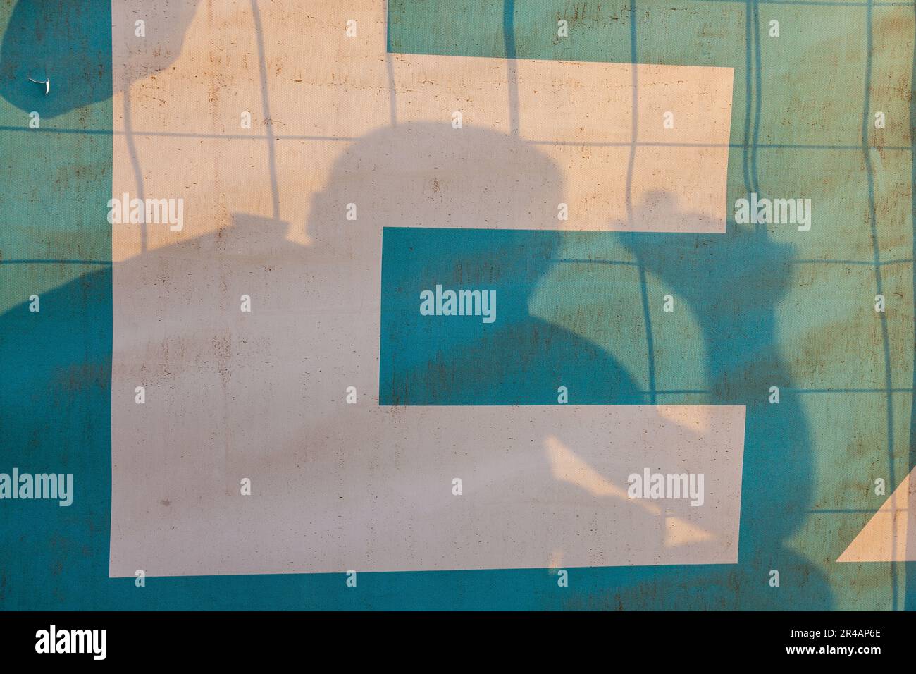 Proietta l'ombra ritagliando la silhouette di un uomo su un panno morbido retroilluminato. Luanda, Angola. Foto Stock