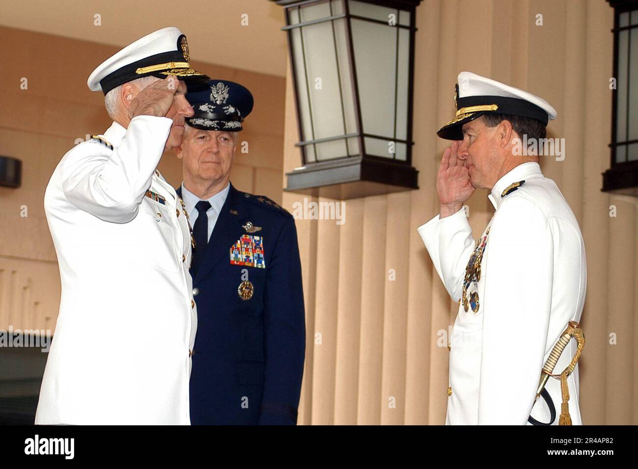 Thomas B. Fargo, a destra, saluta l'ADM. William J. Fallon, a sinistra, come il CH del Joint Foto Stock