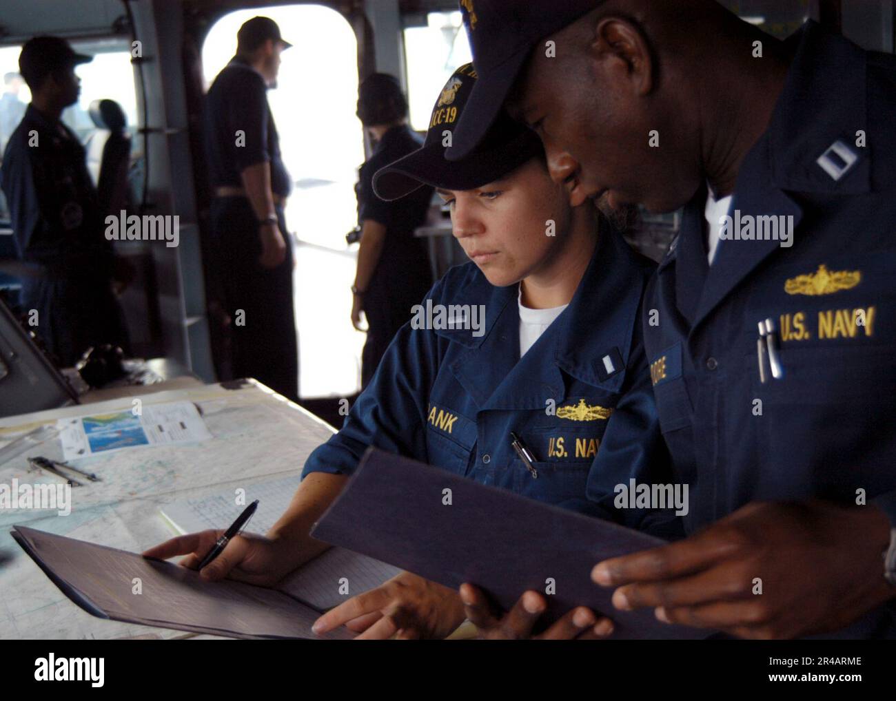 US Navy Lt. Destro e Lt. G.g. verificare le mappe e le informazioni di navigazione sul ponte di USS Blue Ridge (LCC-19). Foto Stock