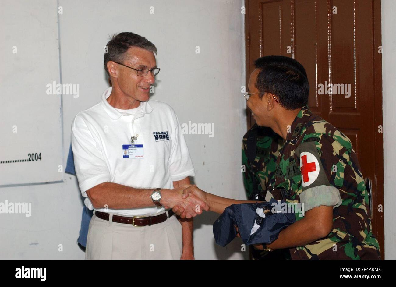 US Navy Senior Medical Officer of Project HOPE, Dr. Ha lasciato, scuotere le mani con il colonnello dell'esercito indonesiano Dr. Ringraziandolo per aver permesso al comando militare Sealift (MSC) ospedale s.. Foto Stock