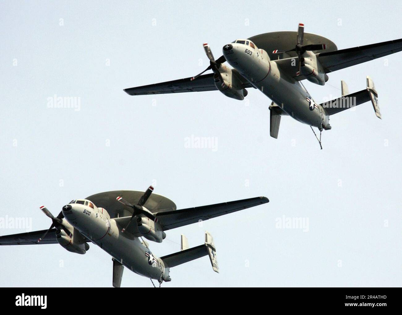 US Navy due Hawkeyes e-2C circondano la portaerei di classe Nimitz USS Harry S. Truman (CVN 75) prima di rompersi per i loro approcci finali durante le operazioni di recupero. Foto Stock