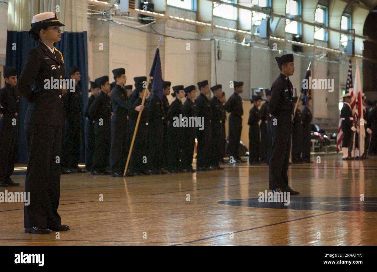 US Navy Kinnick High School Naval Junior Reserve Officer Training Corps (NJROTC) cadetti stand in formazione. Foto Stock