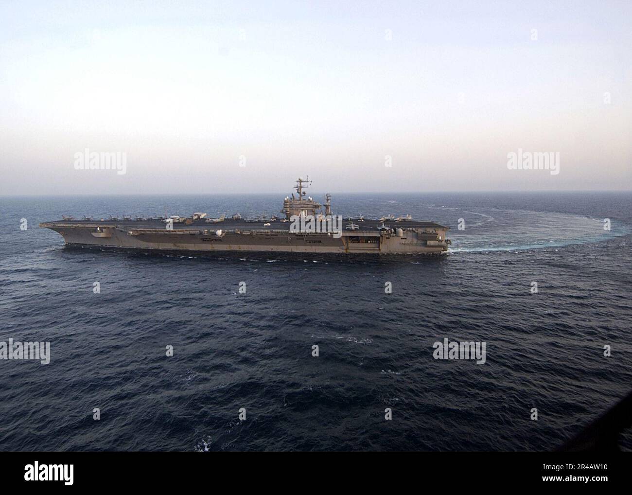 US Navy la portaerei di classe Nimitz USS Carl Vinson (CVN 70) si trasforma in un controvento in preparazione al recupero di aeromobili ad ala fissa durante le operazioni di volo nel Golfo Persico. Foto Stock