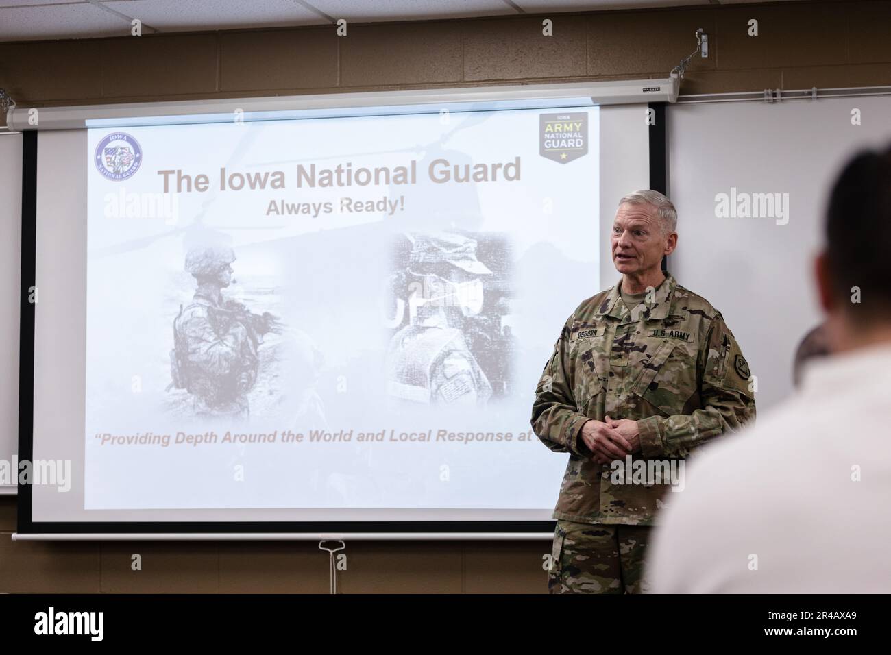 Brig. Il generale Stephen Osborn, vicedirettore generale della Guardia Nazionale dell'Iowa, si rivolge ai membri della comunità di Knoxville, Iowa, nell'area dell'armeria di Knoxville, 17 gennaio 2023. Osborn ha raccontato alla Guardia dell'Iowa di includere prontezza, forza e capacità lavorative. L'evento è stato sostenuto da più unità della Guardia Nazionale dell'Iowa Army e facilitato dalla 3654th Support Maintenance Company. Foto Stock