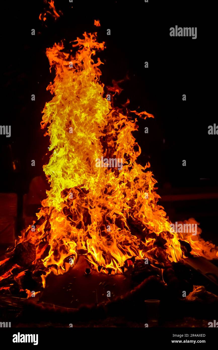 Fuoco fiamme su sfondo nero, fuoco Blaze fiamma trama sfondo, splendidamente, il fuoco è in fiamme, fuoco fiamme con legno e sterco di vacca falò Foto Stock