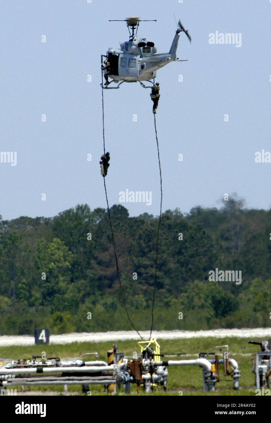 US Navy U.S.A. Marines si respinge da un elicottero UH-1N Huey durante la dimostrazione della Marine Air Ground Task Force (MAGTF) al Marine Corps Air Station Cherry Point 2005. Foto Stock