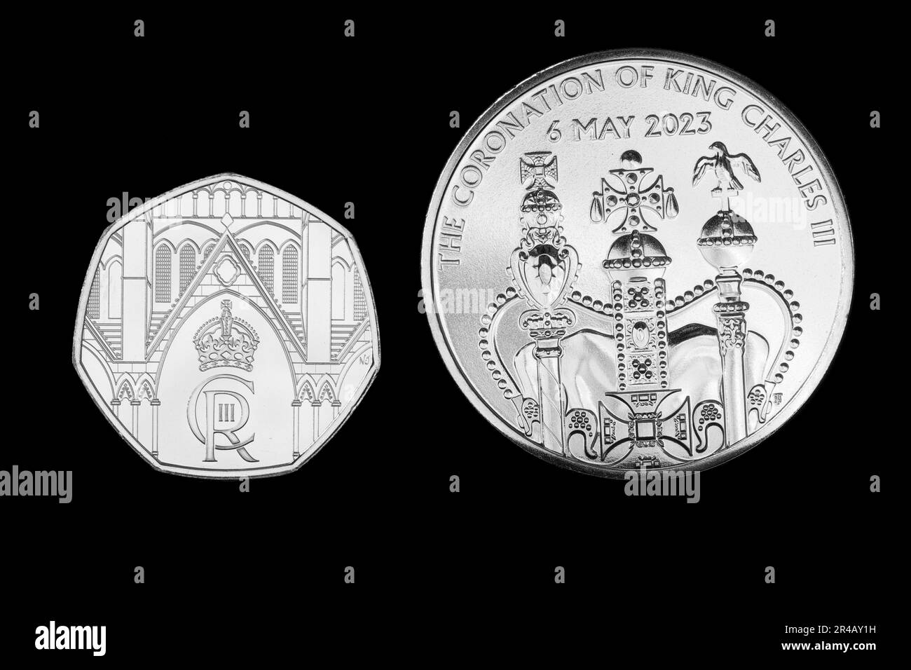 Il rovescio di una moneta da 2023 50 pence e £5 monete che commemora l'incoronazione di Re Carlo III il 6th maggio 2023 Foto Stock