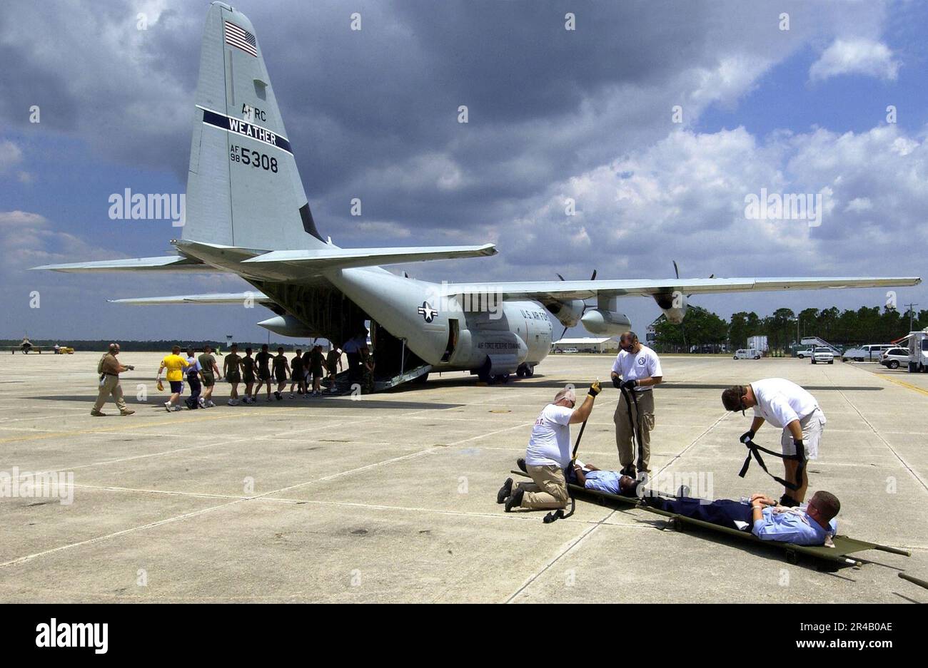 Gli studenti della MARINA MILITARE US ''A School'' assegnati alla base aerea navale Pensacola, Fla., caricano un cacciatore di uragani WC-130J dallo Squadrone di rinascita del tempo 53rd, la base dell'aeronautica di Keeseler, la sig.ra Foto Stock