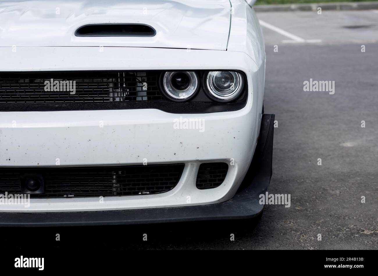 Minsk, Bielorussia, 2023 maggio - bella macchina bianca potente Dodge Challenger. auto sportiva americana Foto Stock