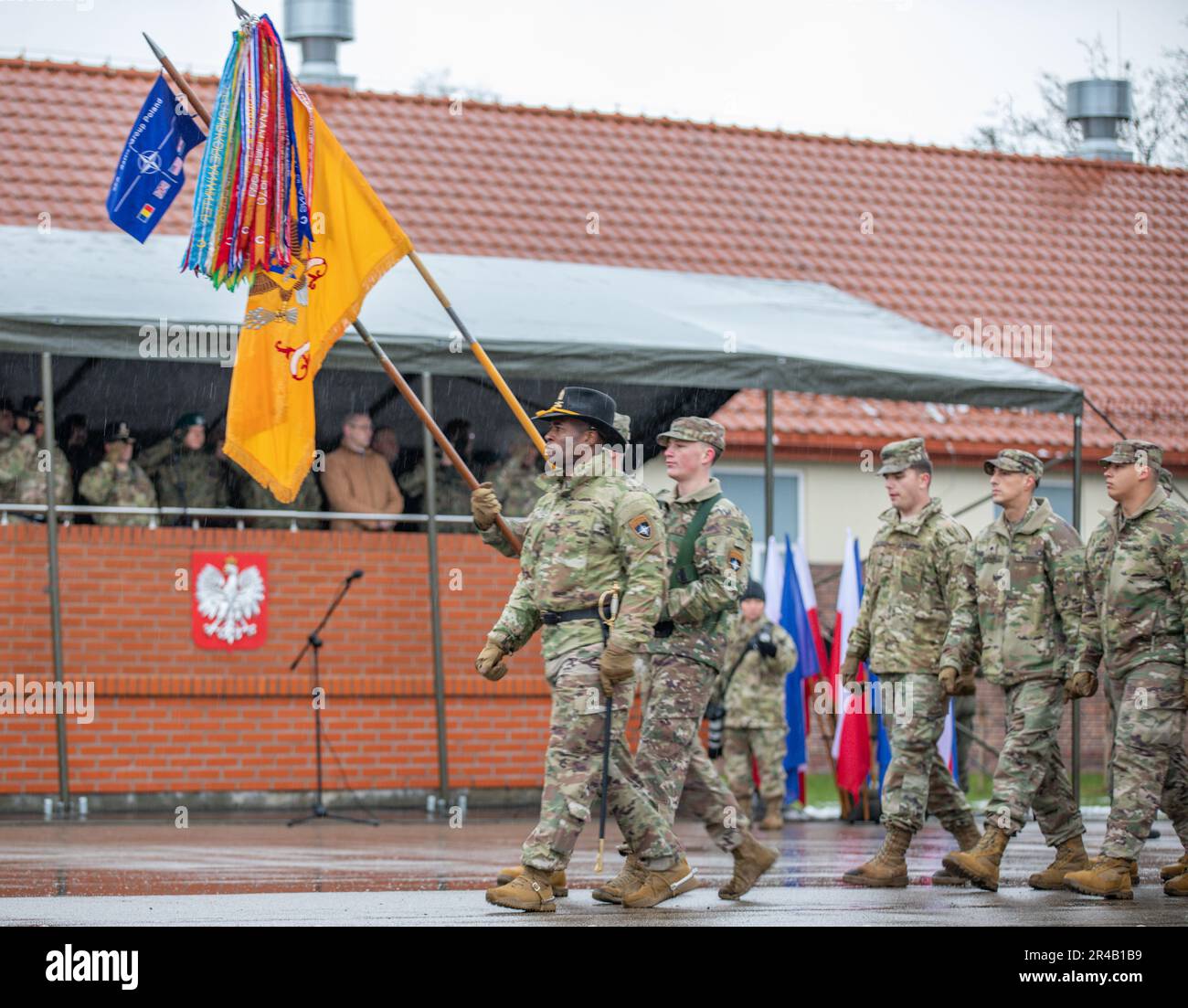 STATI UNITI Soldati assegnati alla NATO EFP Battle Group Polonia, compresi i soldati degli Stati Uniti Esercito 3rd Battaglione, 8th Regimento Cavalleria, 3rd squadra di combattimento delle Brigate Armorate, 1st Divisione Cavalleria controllata operativamente dalla 1st Divisione Fanteria, 1st Battaglione, 9th Regimento Cavalleria, 2nd squadra di combattimento delle Brigate Armorate (2 ABCT), 1st Divisione Cavalleria (1 CD), controllata operativamente dalla 4th Divisione Fanteria, 4 ID I guardiani del cielo rumeni, Regno Unito I Royal Lancers, la truppa del Principe del Galles, e il contingente croato del 11th, Panzer Battery, conducono una parata di pass-and-review durante la consegna, prendere OV Foto Stock