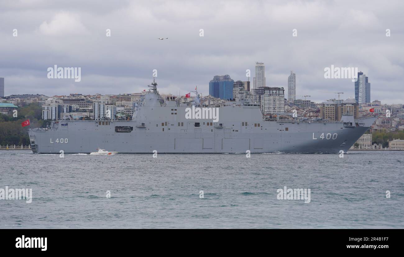 ISTANBUL, TURKIYE - 23 APRILE 2023: Nave TCG Anadolu che passa dal Bosforo Foto Stock