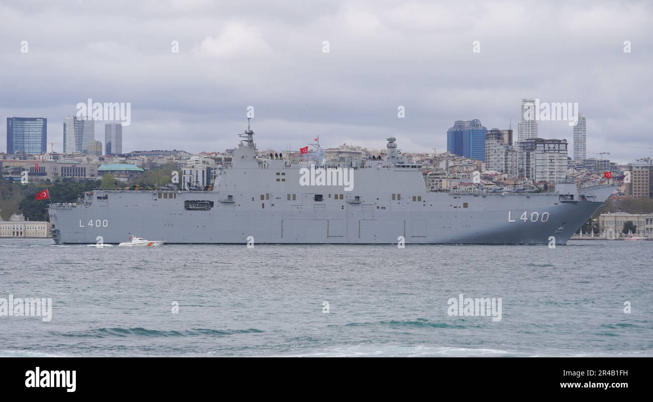 ISTANBUL, TURKIYE - 23 APRILE 2023: Nave TCG Anadolu che passa dal Bosforo Foto Stock