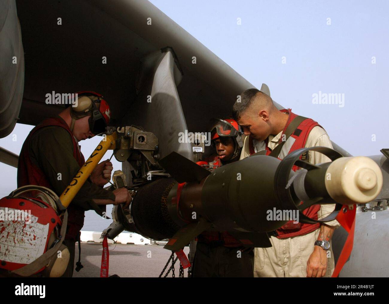 I marine STATUNITENSI assegnati all'unità di spedizione marina (MEU) 26th rimuovono una bomba guidata laser GBU-16 da 1000 libbre. Foto Stock