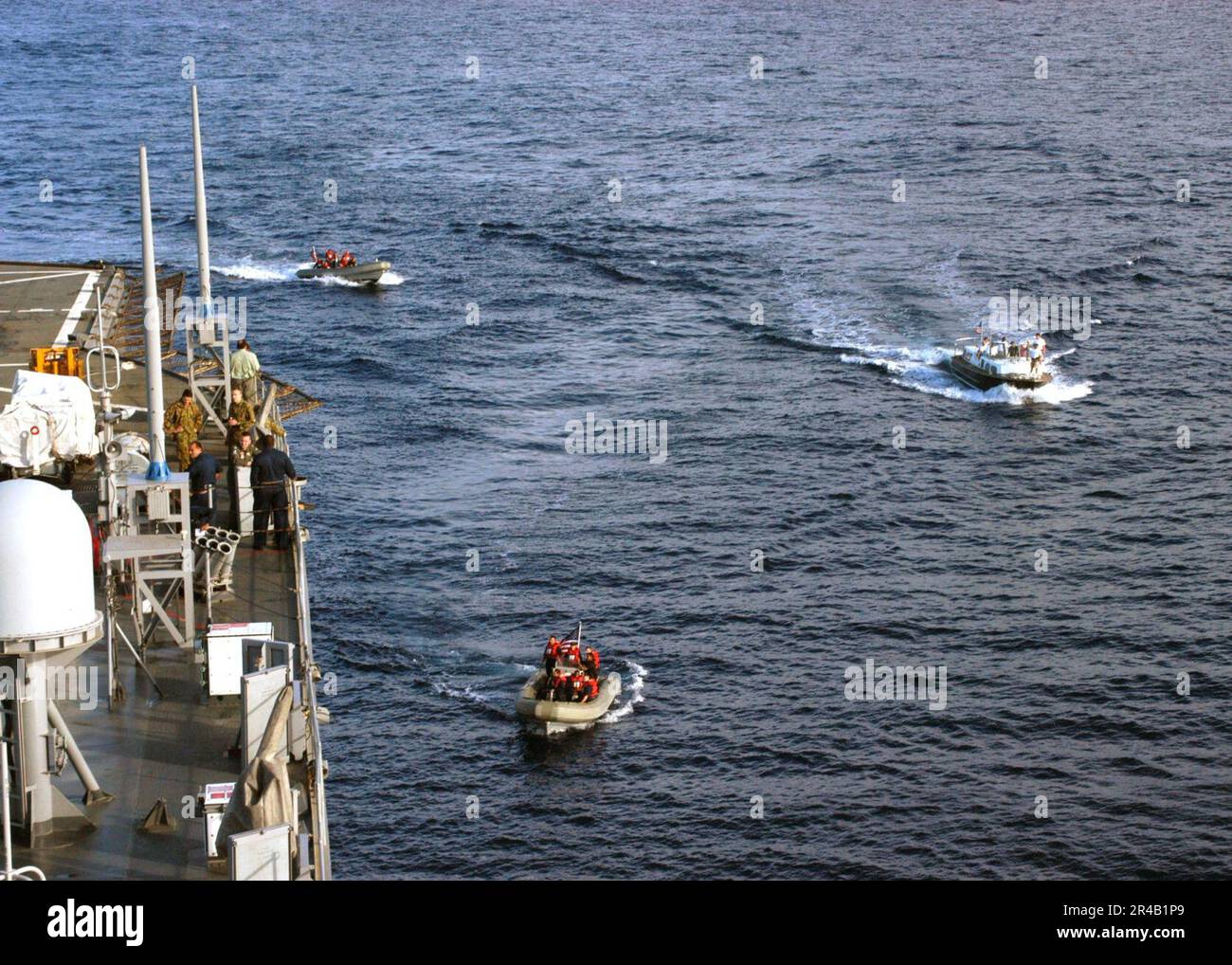 Gli equipaggi di US Navy Boat assegnati alla nave di comando anfibia USS Blue Ridge (LCC 19) operano imbarcazioni rigide gonfiabili Hull. Foto Stock