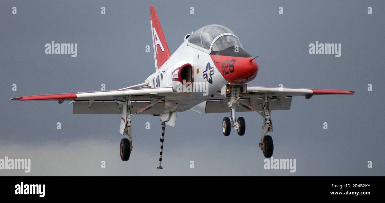 US Navy Un velivolo addestratore T-45A Goshawk assegnato a addestramento Air Wing uno si avvicina al ponte di volo a bordo della portaerei di classe Nimitz USS Harry S. Truman (CVN 75). Foto Stock