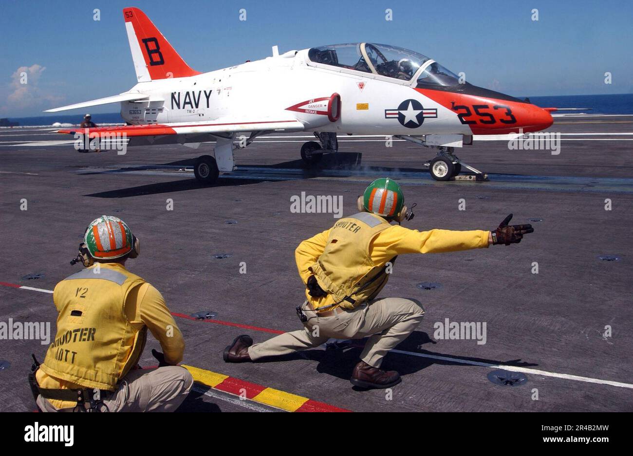 US Navy Un velivolo addestratore T-45A Goshawk, assegnato a addestramento Air Wing due (TW-2), è autorizzato da uno sparatutto di coperta di volo per lanciare dal ponte di volo a bordo della portaerei di classe Nimitz USS Harry S. Tru. Foto Stock