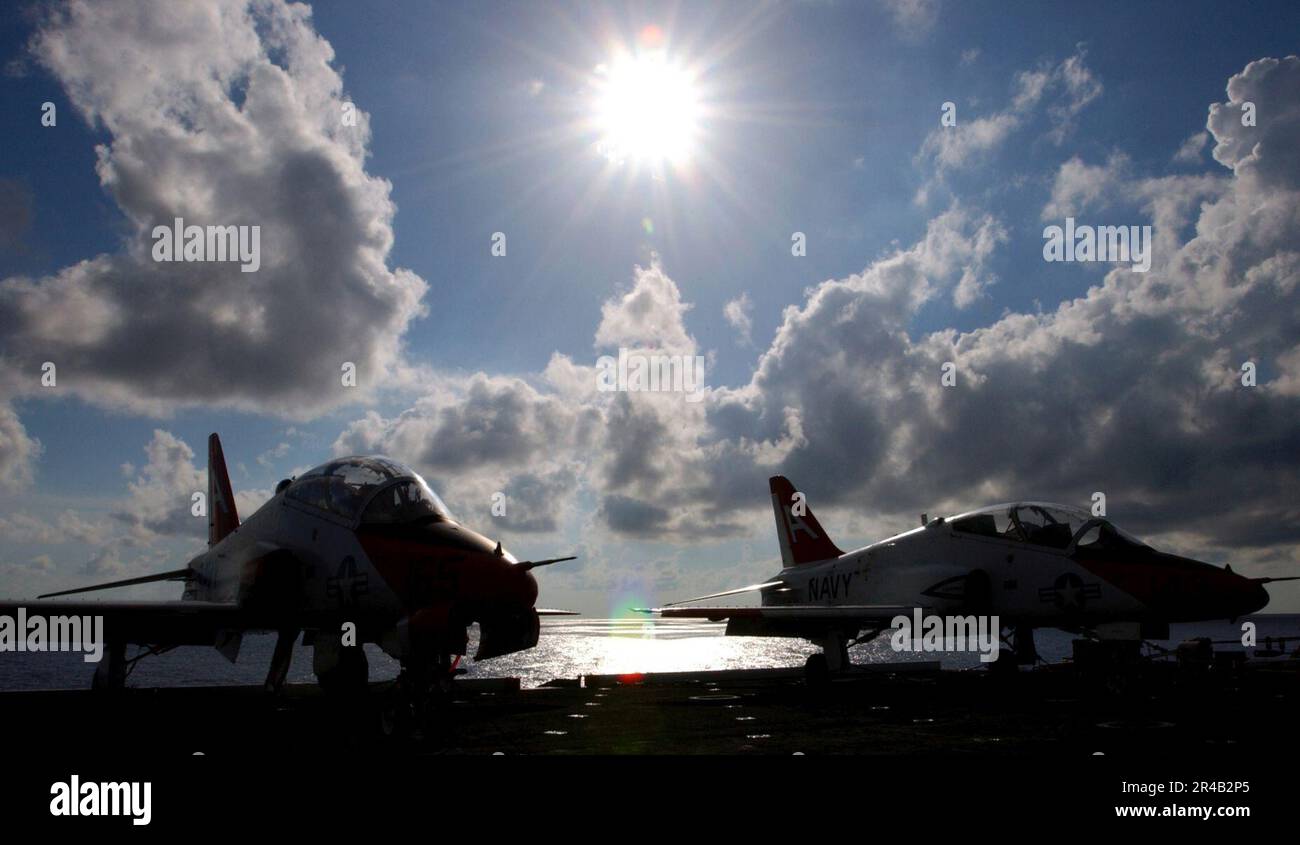 US Navy due velivoli addestratori T-45A Goshawk assegnati a addestramento Air Wing uno (TW-1) è fissato al ponte di volo. Foto Stock