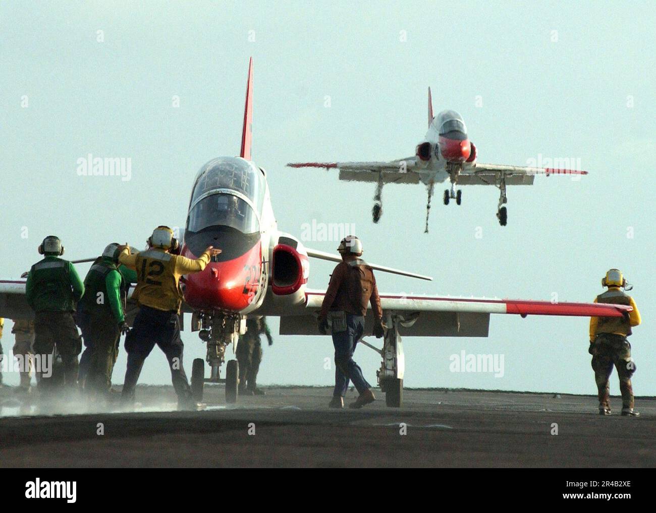 US Navy Un velivolo allenatore T-45A Goshawk, assegnato alla Training Air Wing Two (TW-2), si prepara ad atterrare a bordo della portaerei di classe Nimitz USS Harry S. Truman (CVN 75). Foto Stock