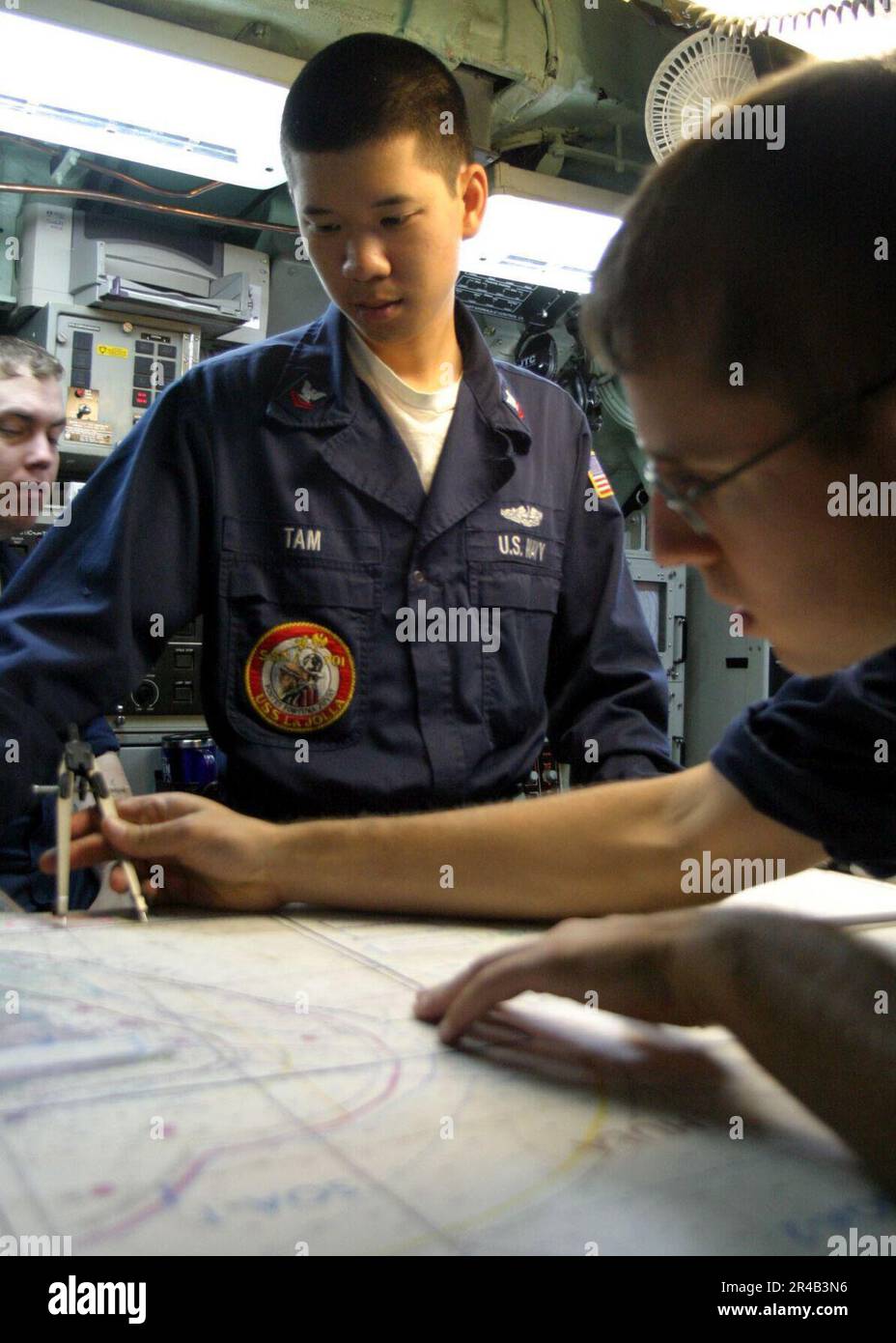 I marinai della US Navy assegnati al sottomarino d'attacco di classe Los Angeles USS la Jolla (SSN 701), segnano le posizioni su una carta nella sala di controllo del sottomarino. Foto Stock