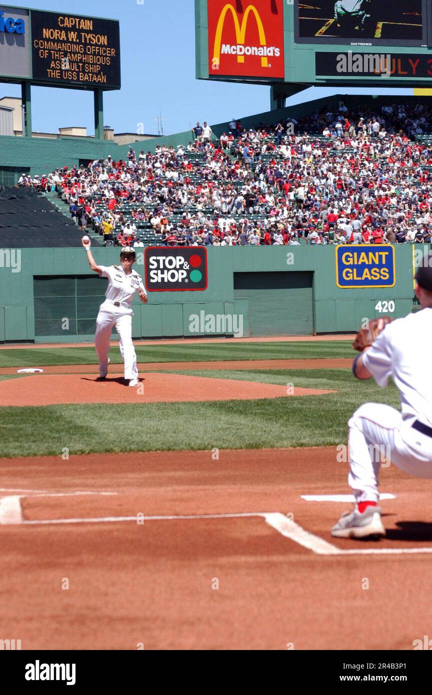 US Navy USS Bataan (LHD 5) Commanding Officer, Capt. Lancia il primo campo cerimoniale al Fenway Park prima che i Boston Red Sox suonino i Toronto Blue Jays. Foto Stock