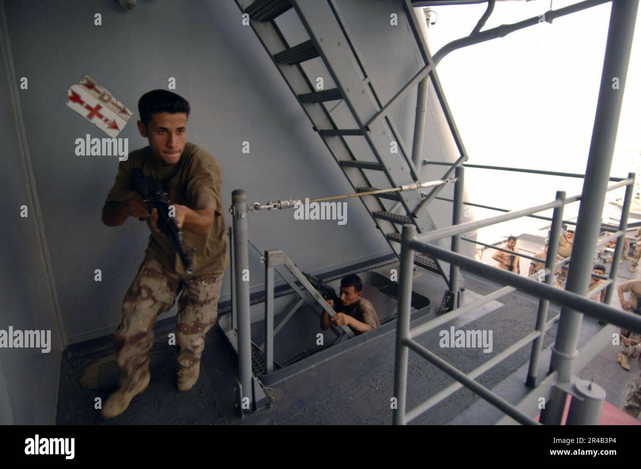 US Navy militari iracheni si esercitano a manovrare da un punto di ingresso al ponte a bordo della nave anfibia portuale di sbarco USS Ashland (LSD 48), mentre si imbarcano per una serie di esercitazioni ed esercizi di addestramento. Foto Stock