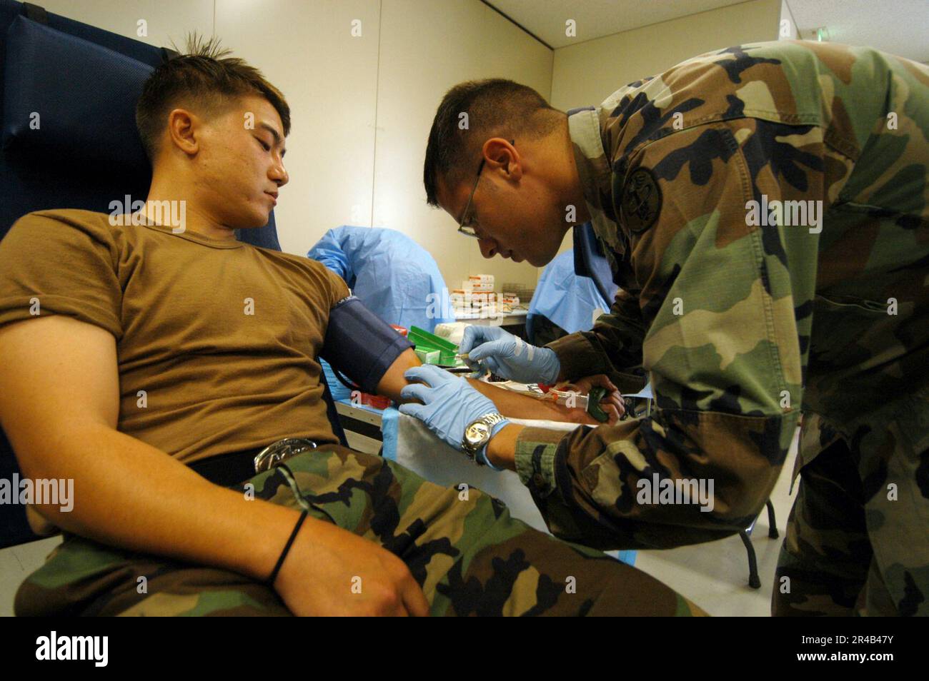 US Navy U.S.A. Army SPC. Membro dell'Armed Services Blood Program, trae sangue da un US Donatore di sangue della Marina. Foto Stock