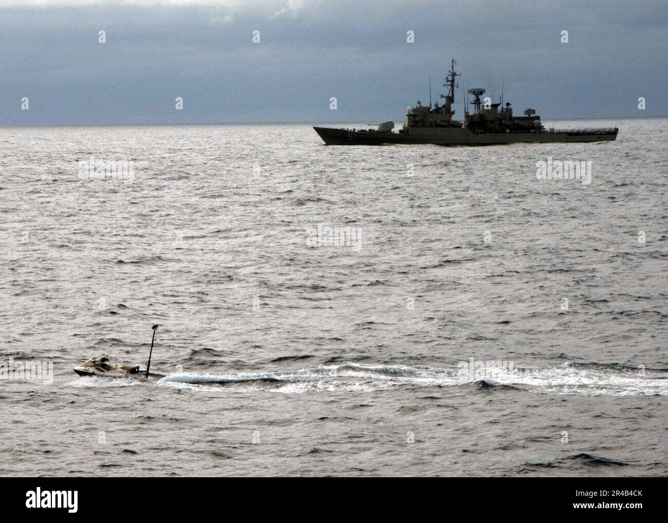 US Navy A Ship Deployable Surface Target (SDST), assegnato alla flotta Composite Squadron Six (VC-6) e USS Samuel B. Roberts (FFG 58), crociere vicino alla fregata Carvajal della Marina Peruviana (FM 51). Foto Stock