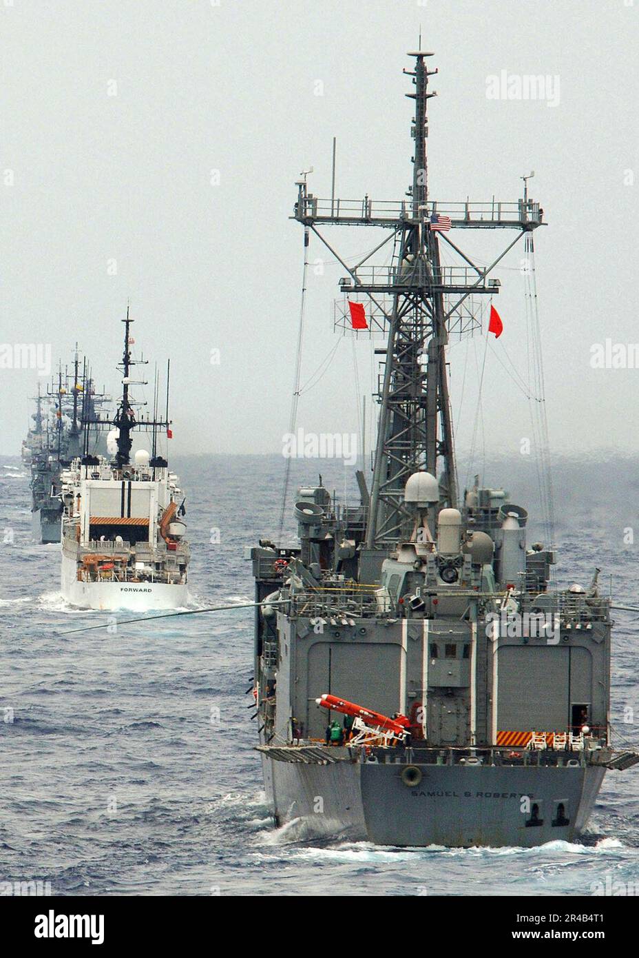 La marina MILITARE US la fregata missilistica guidata USS Samuel B. Roberts (FFG 58) si trasforma in una formazione insieme alle unità di guardia navale e costiera di Colombia, Cile, Ecuador, Perù e Panama durante UNITAS 46-05. Foto Stock