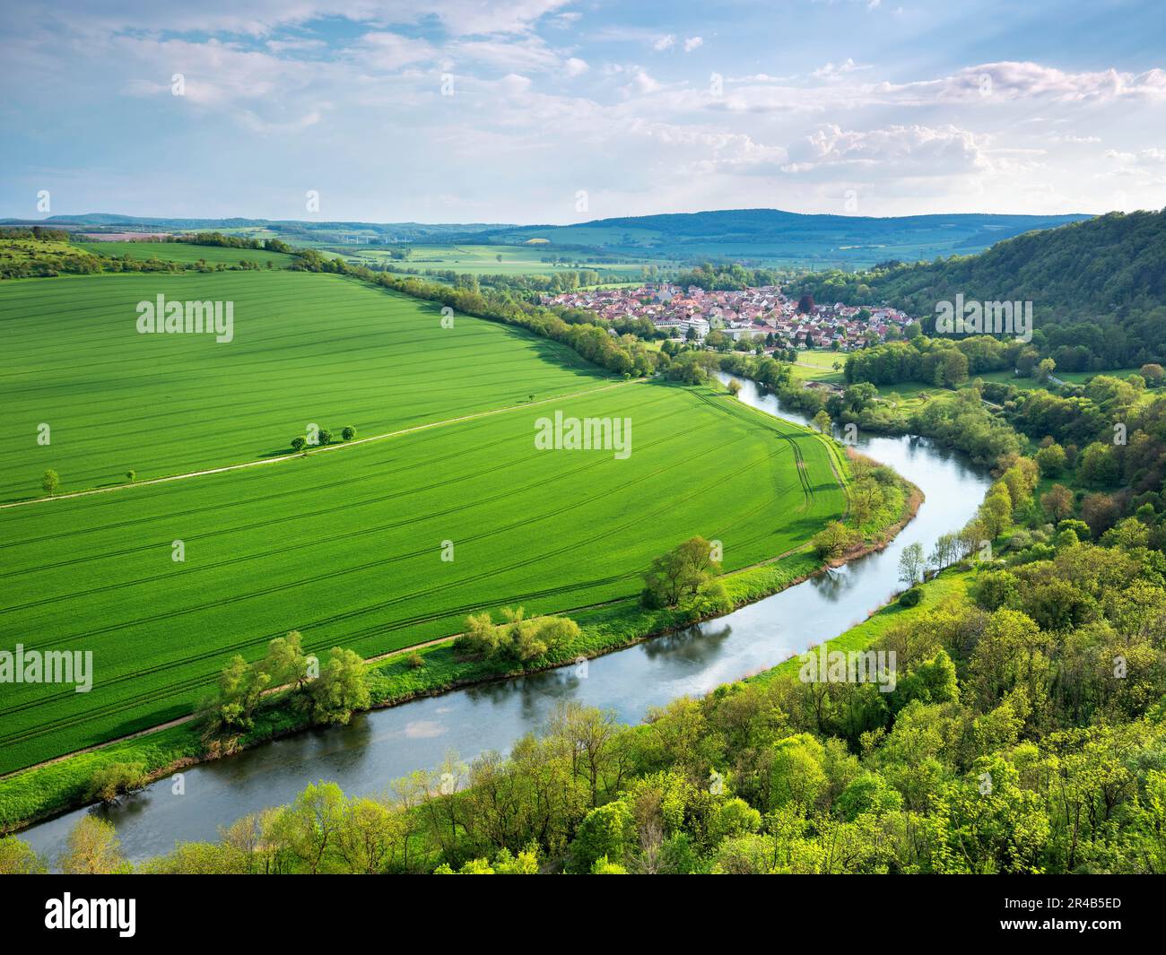 Vista sul fiume Werra e sulla città di Creuzburg nella valle di Werra, Creuzburg, Turingia, Germania Foto Stock