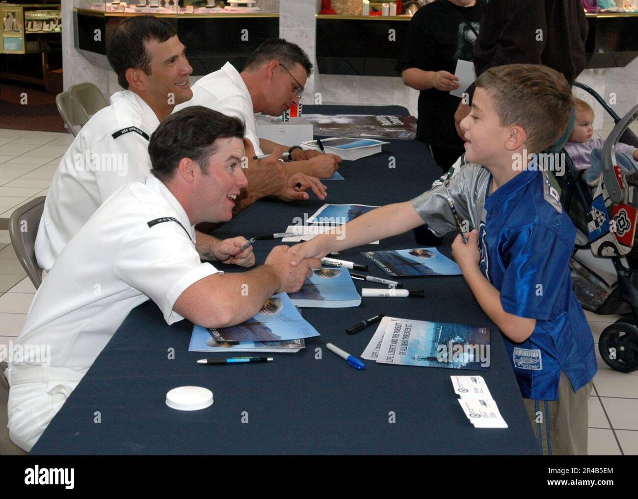 I sommergibili della Marina STATUNITENSE assegnati al sottomarino d'attacco di classe Los Angeles USS Cheyenne (SSN 773) firmano foto del loro sottomarino con base a Pearl Harbor al Frontier Mall di Cheyenne, Wyo. Foto Stock