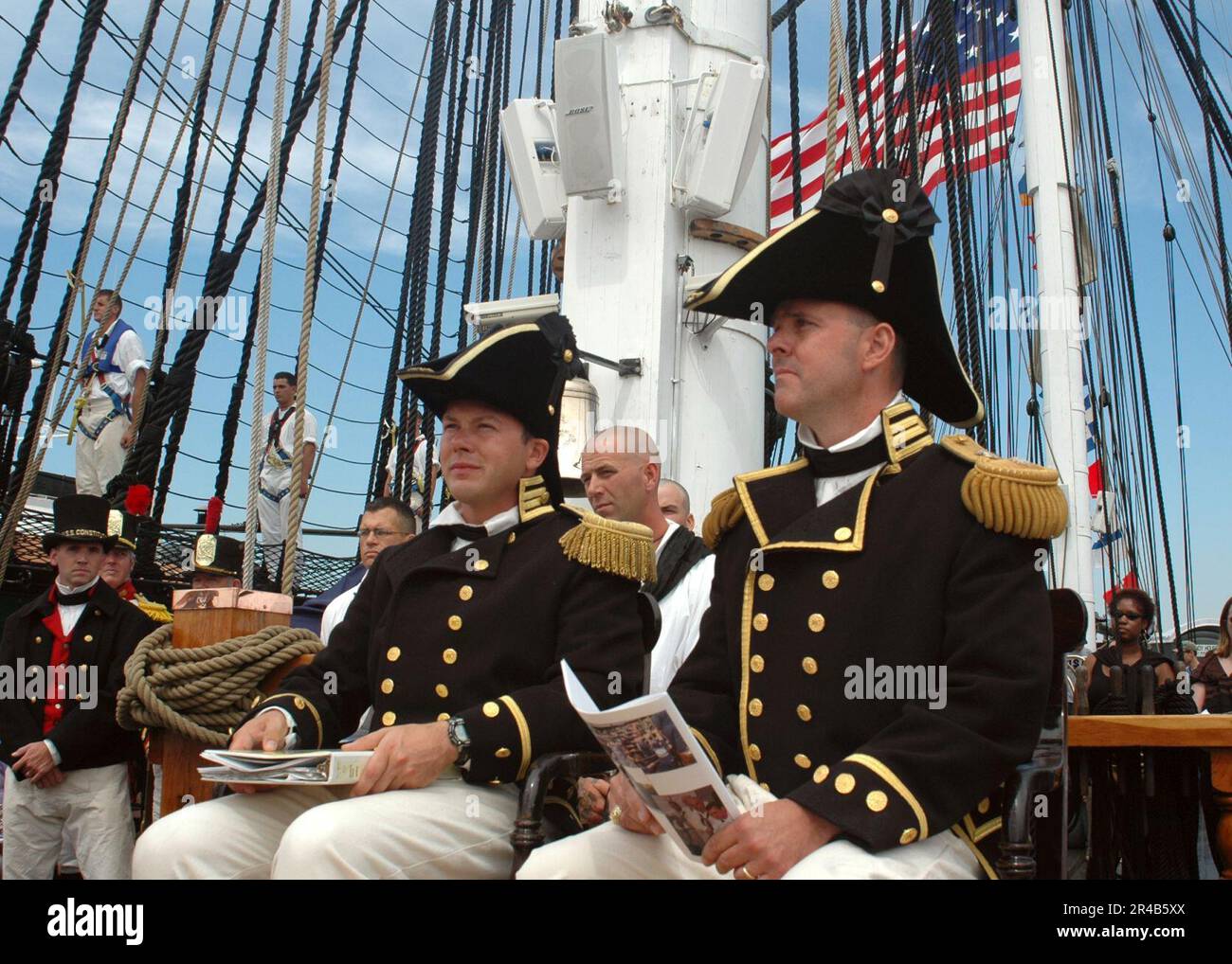 US Navy U.S.A. Navy CMdR. E l'Executive Officer Lt. Guardate durante la cerimonia di cambio di comando della USS Constitution. Foto Stock