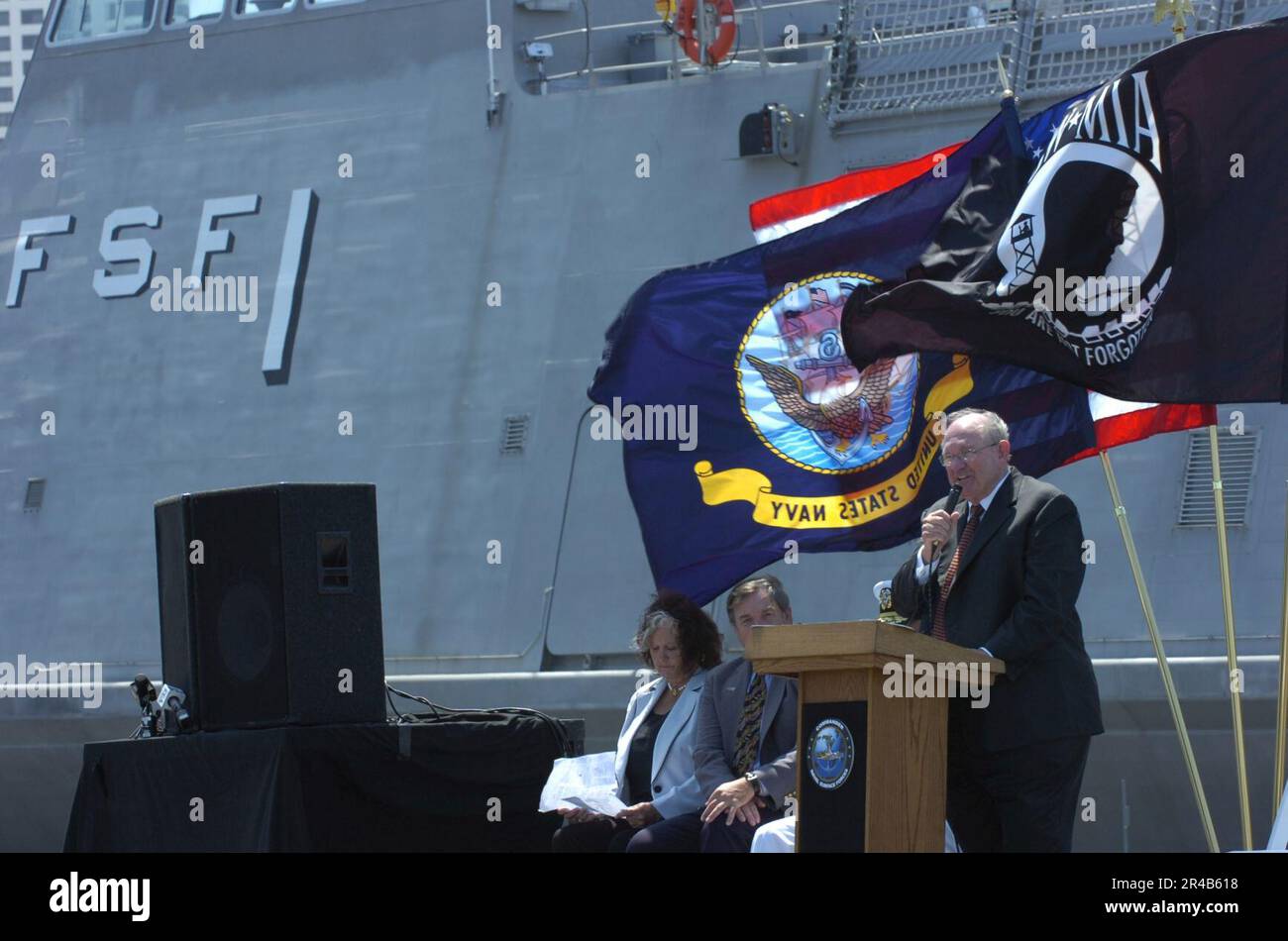 IL Presidente del Consiglio di Amministrazione della Marina DEGLI STATI UNITI, il Presidente e Amministratore Delegato di Titan Corporation, il Dr. Gene W. Ray, si rivolge alla folla durante le cerimonie di accoglienza per Sea Fighter (FSF 1). Foto Stock