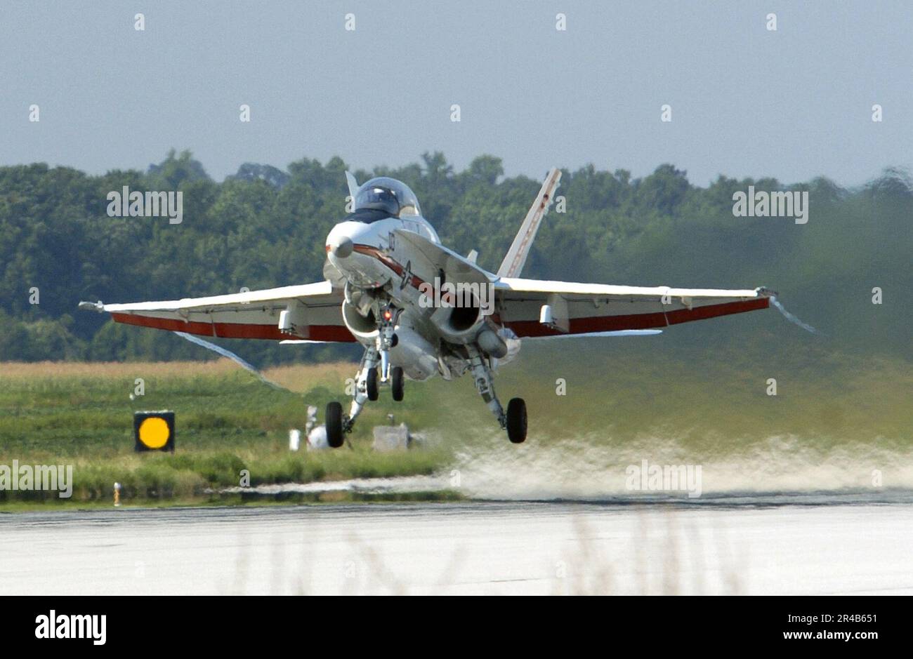 US Navy un F-A-18B Hornet, assegnato agli Stati Uniti Naval Test Pilot School, decollo per un volo di addestramento dalla Naval Air Station Patuxent River, Md Foto Stock