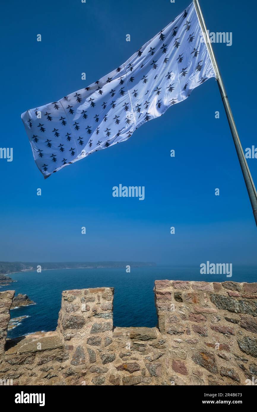 Bandiera bretone sui merli di Fort la slat, Dipartimento Cotes-d'Armor, Bretagna, Francia Foto Stock