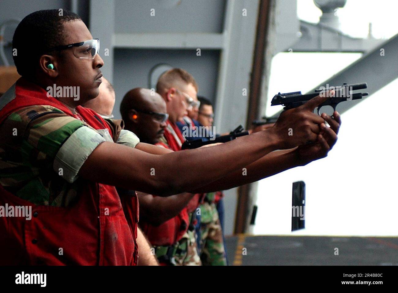 US Navy Airman espelle una rivista spendita da una pistola Beretta M9 9mm durante un esercizio di addestramento al fuoco dal vivo. Foto Stock