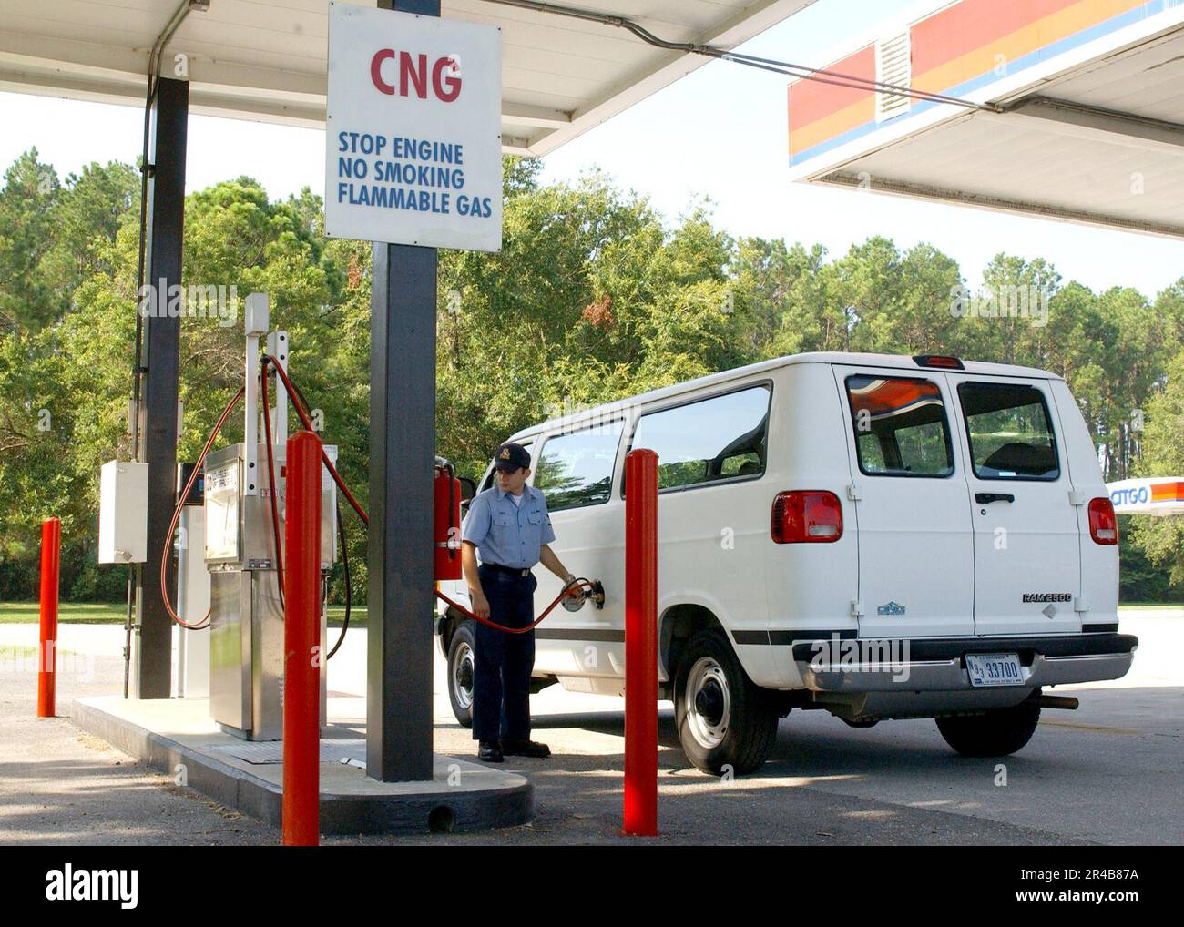 La classe Mate 3rd del FOTOGRAFO della Marina STATUNITENSE utilizza l'impianto di rifornimento di base per rifornire un veicolo governativo con gas naturale compresso (CNG). Foto Stock