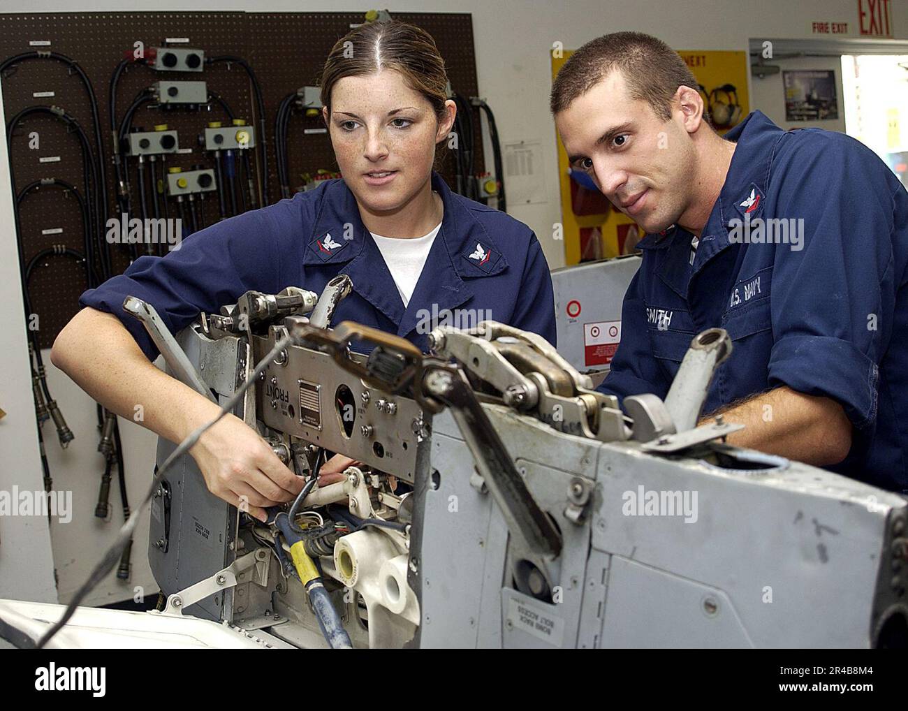 US Navy Aviation Ordnanceman guardare il rack comune e Launcher Test Set. Foto Stock