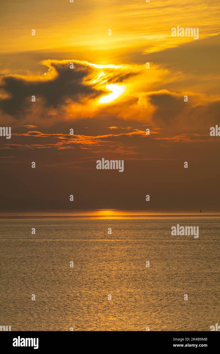 Tramonto su un tranquillo canale di Bristol con luce solare che si riflette sul mare Foto Stock