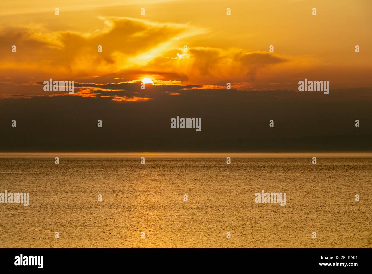 Tramonto su un tranquillo canale di Bristol con luce solare che si riflette sul mare Foto Stock