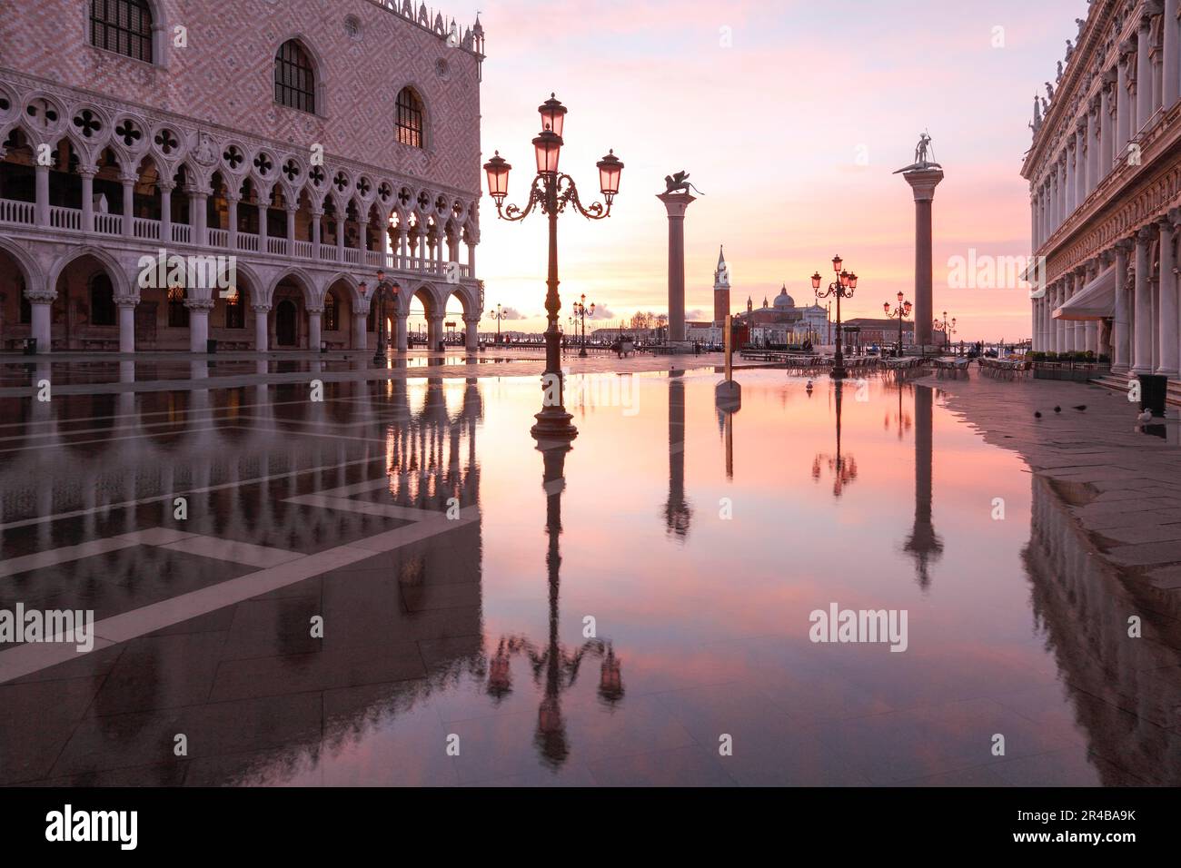 Acqua alta, alluvione di marea in Piazza San Marco, Venezia, Veneto, Italia Foto Stock