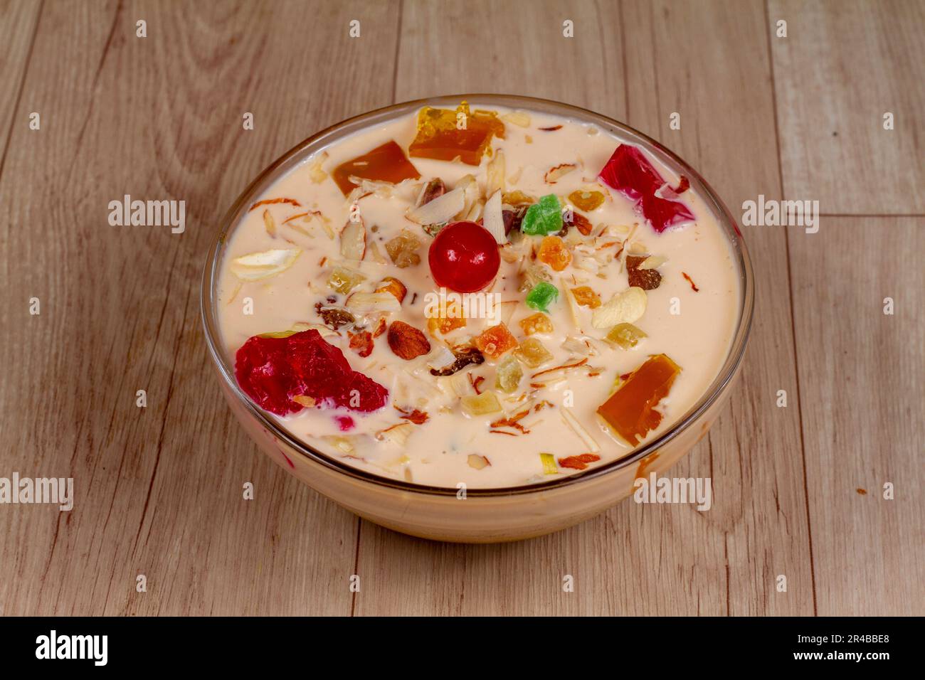 chill Royal Falooda in ciotola su sfondo di legno Foto Stock