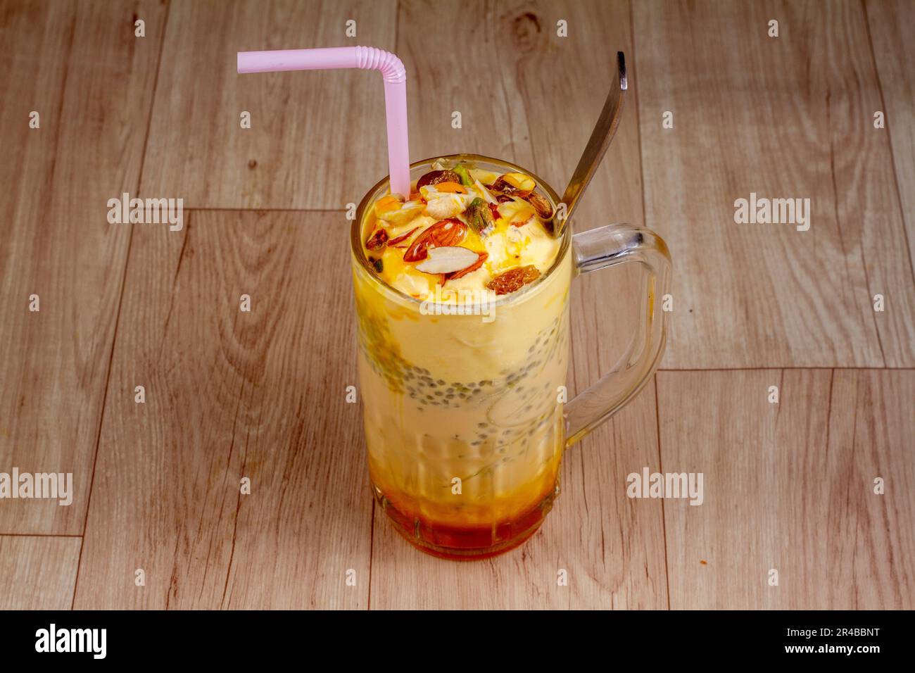 chill mango Falooda in vetro su sfondo di legno Foto Stock