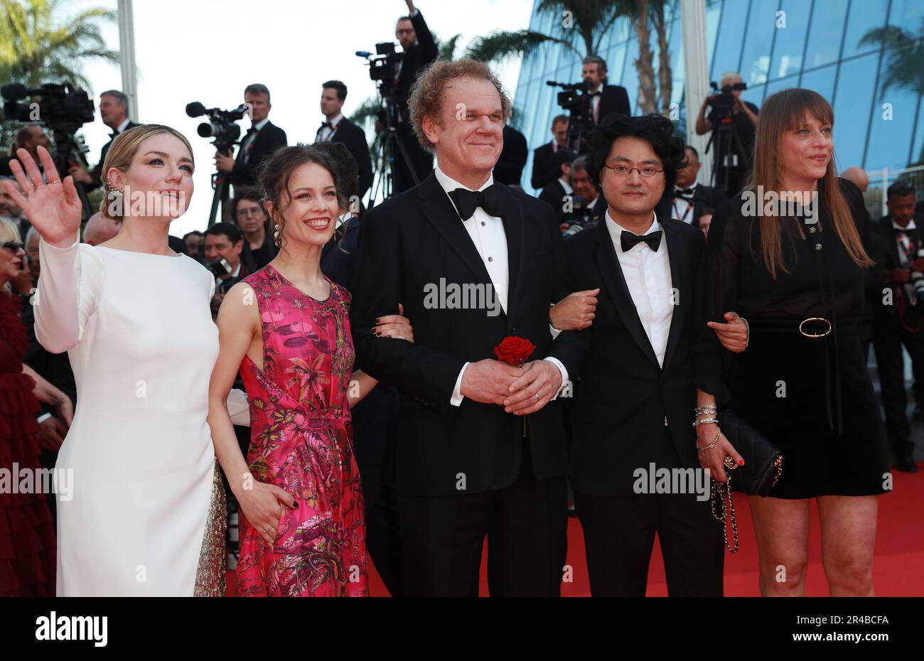 Cannes, Francia. 26th maggio, 2023. Attore statunitense e presidente della giuria delle Nazioni Unite alcuni regredire John C. Reilly (C) arriva con i membri della giuria per la proiezione del film 'la vecchia quercia' durante la 76th edizione del Festival di Cannes a Cannes, nel sud della Francia, il 26 maggio 2023. Credit: Gao Jing/Xinhua/Alamy Live News Foto Stock