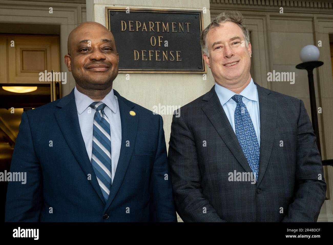 Erikson, Vice Segretario alla Difesa per l'emisfero occidentale, ospita l'Ambasciatore colombiano negli Stati Uniti, Amb Luis Gilberto Murillo al Pentagono, Washington, D.C., 17 febbraio 2023. Foto Stock