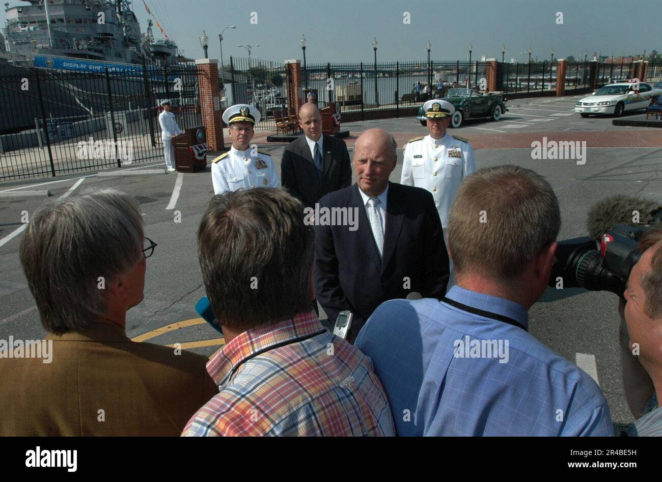 Mike Mullen, Sottosegretario della Marina Dionel M. Aviles e Comandante, Distretto Navale Washington, ADM posteriore Jan Guadio, guarda come sua Maestà Re Harald V di Norvegia. Foto Stock